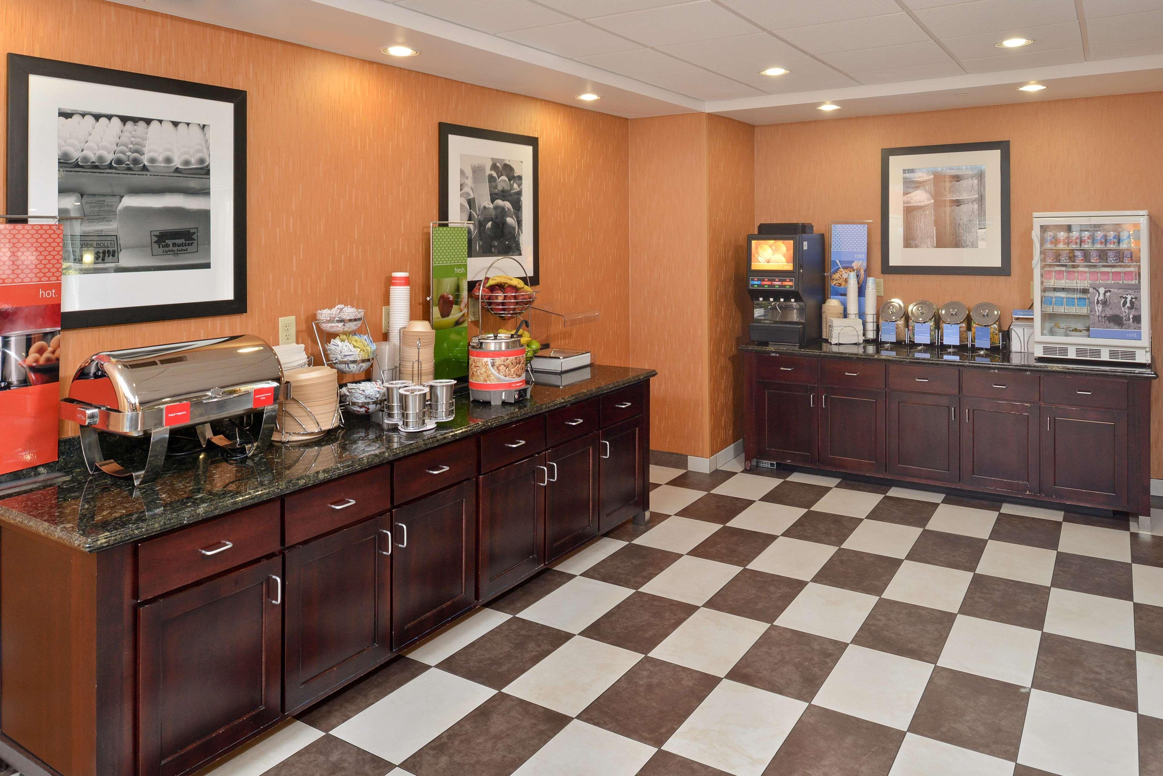 Hampton Inn Muscatine Екстериор снимка