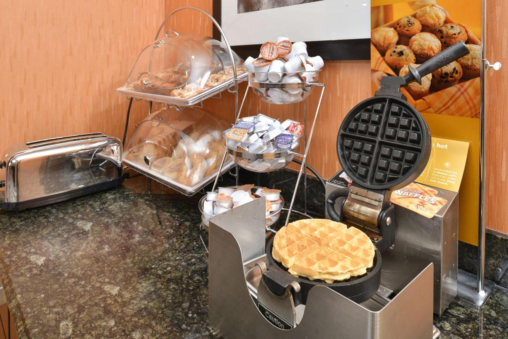 Hampton Inn Muscatine Екстериор снимка