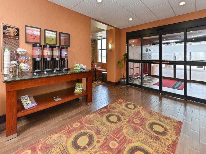 Hampton Inn Muscatine Екстериор снимка